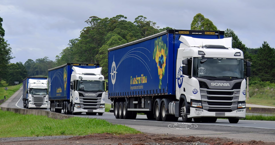 imagem dos caminhões da empresa transbrasiliana